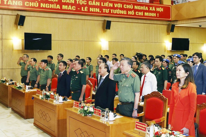 Chủ tịch nước Nguyễn Xuân Phúc và các đại biểu thực hiện nghi thức chào cờ