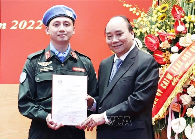 Chủ tịch nước Nguyễn Xuân Phúc trao Quyết định cho Trung tá Nguyễn Ngọc Hải làm nhiệm vụ tại Trụ sở Liên hợp quốc