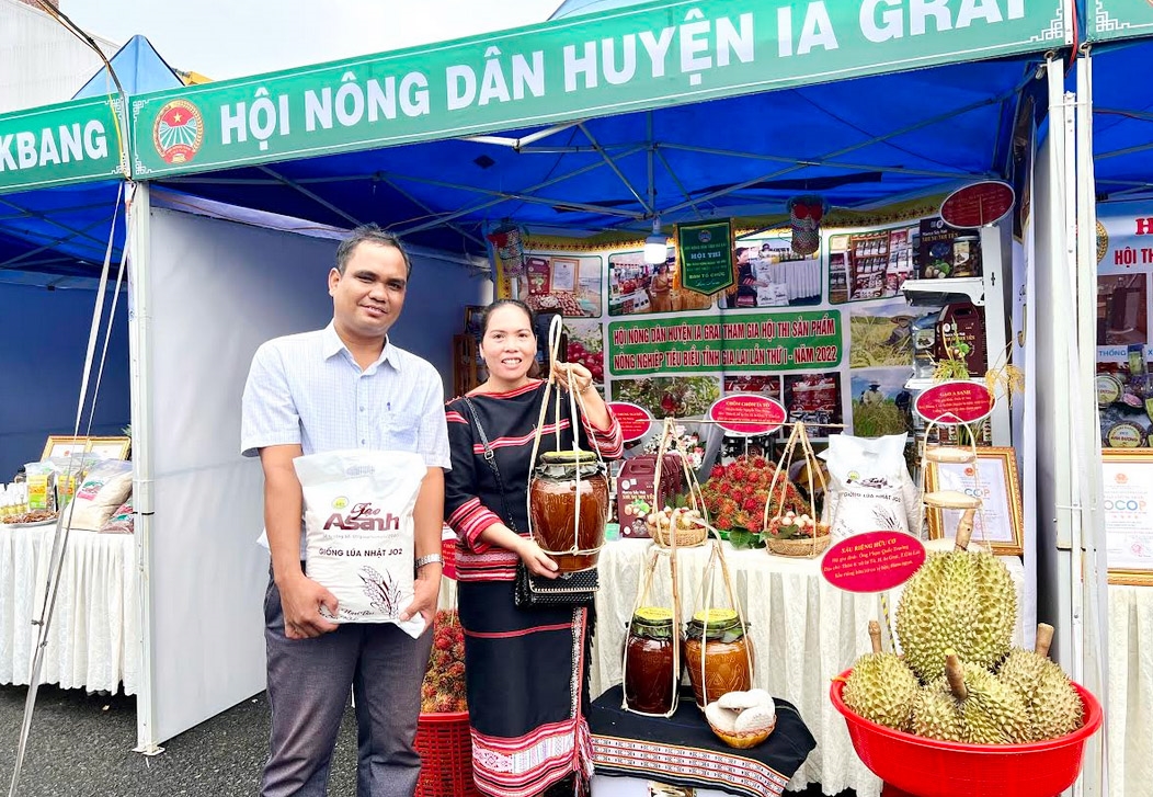 Những sản phẩm nông nghiệp như gạo, rượu ghè đặc trưng của đồng bào DTTS Gia Rai tham gia tại Hội thi