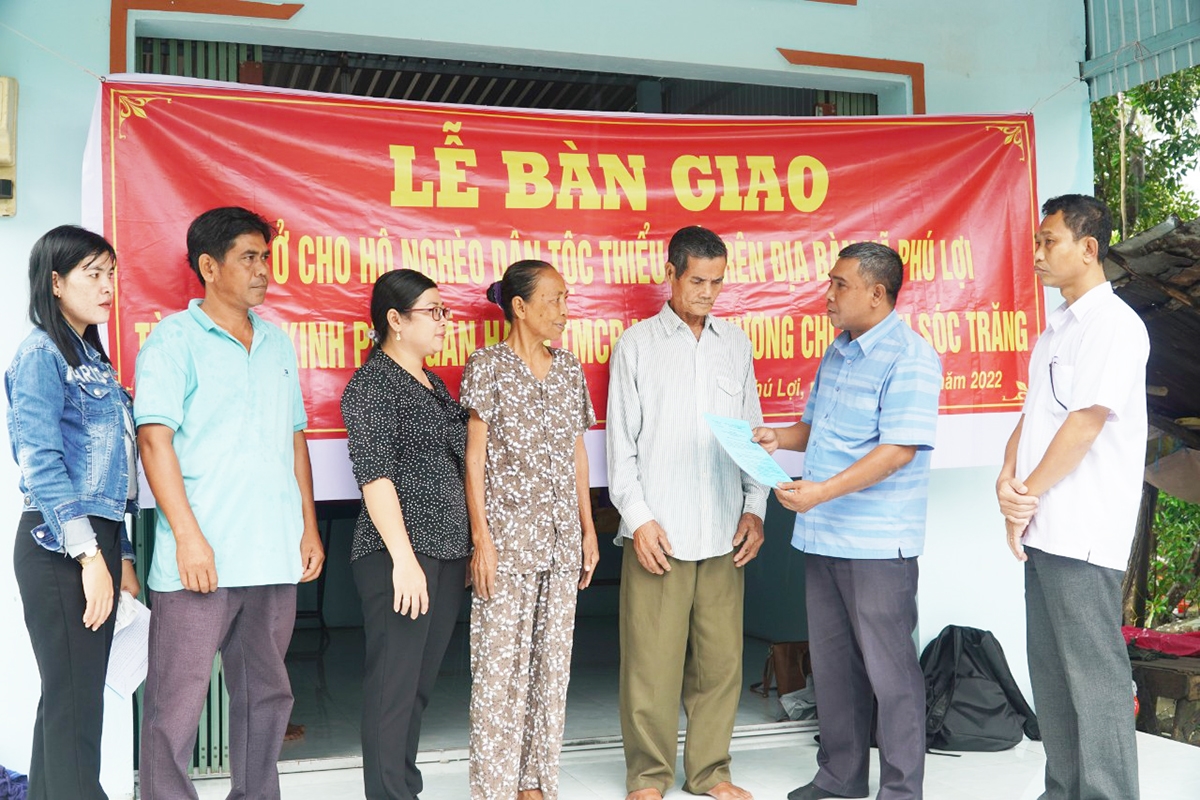Ông Danh Lắm - Phó Ban Dân tộc tỉnh Kiên Giang trao trao quyết định hỗ trợ nhà cho các hộ gia đình DTTS 