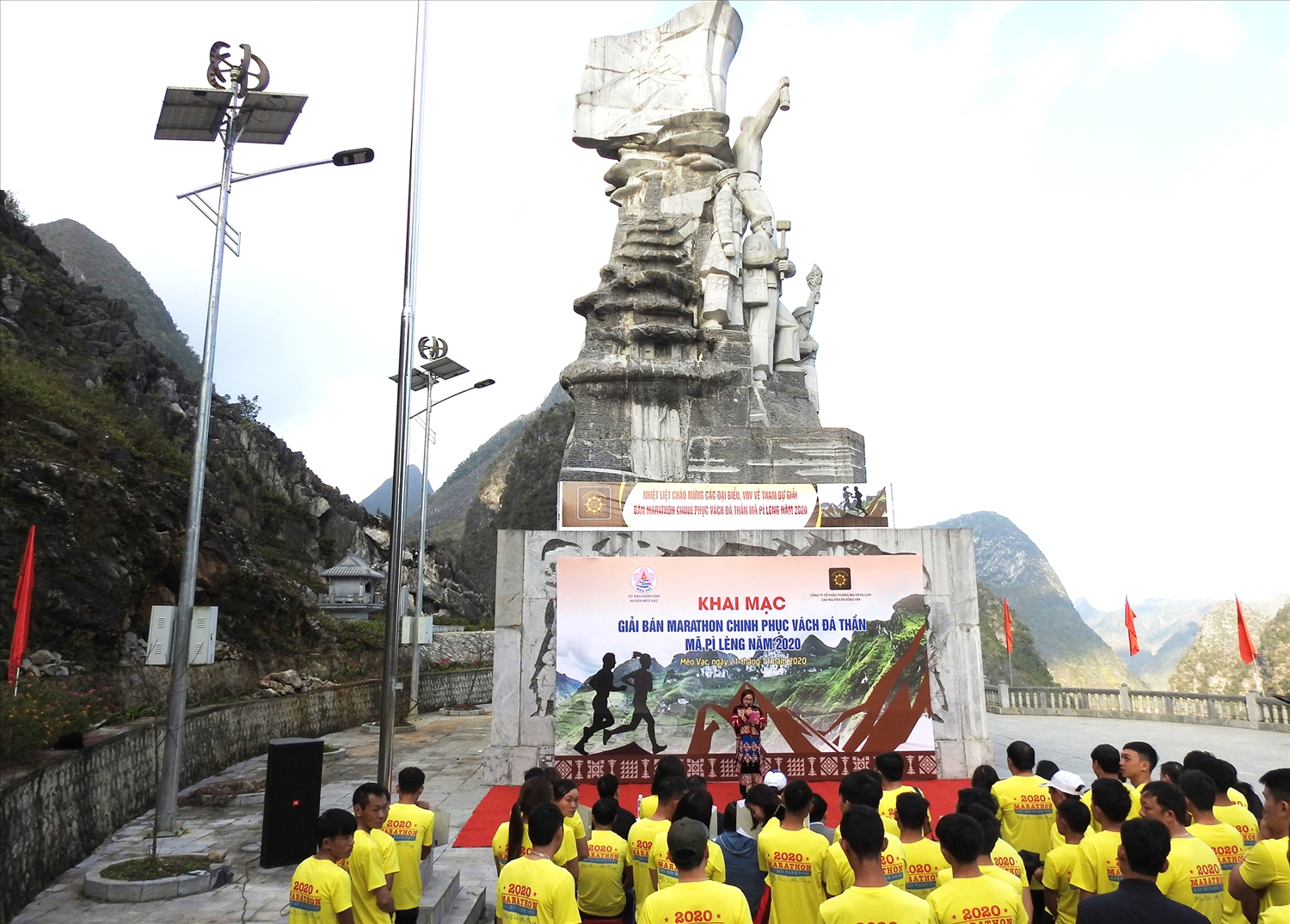 Lễ khai mạc giải bán Marathon chinh phục vách đá thần Mã Pì Lèng năm 2020 tại Sân tượng đài Thanh niên xung phong, xã Pải Lủng, huyện Mèo Vạc (Hà Giang). (Ảnh TL)