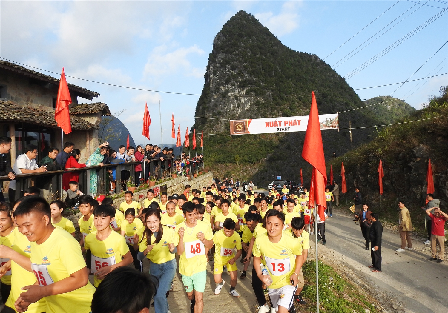 Các vận động viên tham gia giải bán Marathon chinh phục vách đá thần Mã Pì Lèng năm 2020. (Ảnh T.L)