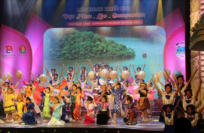 Tiết mục "Việt Nam - Lào - Campuchia Samaki" dưới sự trình bày của Đội nghệ thuật Nhà thiếu nhi TPHCM - Ảnh: TTXVN