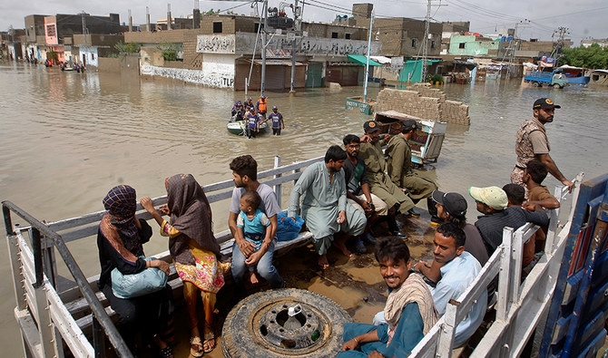 Binh sĩ và tình nguyện viên Pakistan giải cứu người dân khỏi một khu vực bị ngập lụt sau những cơn mưa lớn, ở Karachi, Pakistan (Ảnh AP)
