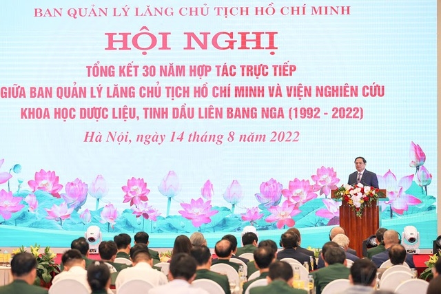 Thủ tướng khẳng định, giữ gìn lâu dài, bảo vệ tuyệt đối an toàn thi hài Chủ tịch Hồ Chí Minh và phát huy ý nghĩa chính trị văn hóa của Công trình Lăng là nhiệm vụ chính trị đặc biệt. Ảnh: VGP/Nhật Bắc