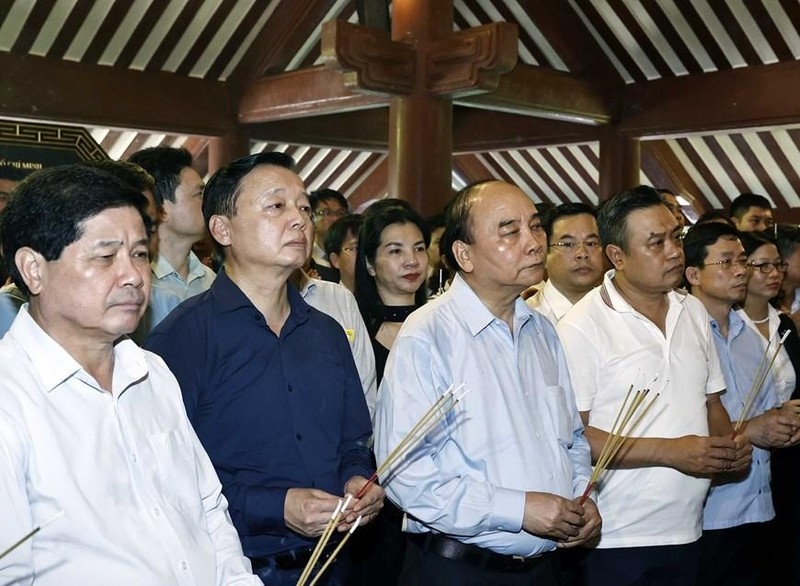 Chủ tịch nước Nguyễn Xuân Phúc và các đại biểu dâng hương tưởng niệm Bác Hồ.