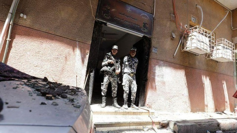 Nhân viên an ninh làm việc tại hiện trường đám cháy trong nhà thờ Abu Sifin. (Ảnh: Reuters)