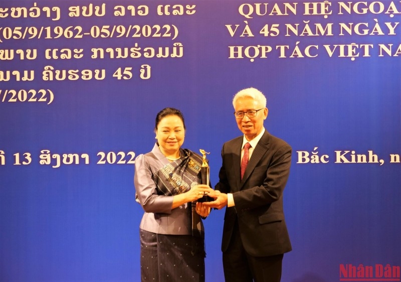 Đại sứ Việt Nam tại Trung Quốc Phạm Sao Mai và Đại sứ Lào tại Trung Quốc Khamphao Ernthavanh tại Giao lưu hữu nghị Việt Nam-Lào.