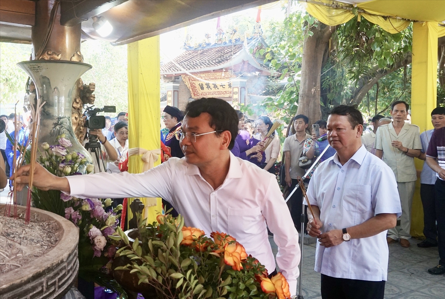 Bí thư tỉnh ủy Lào Cai Đặng Xuân Phong dâng hương tại đền thờ danh tướng Hoàng Bảy