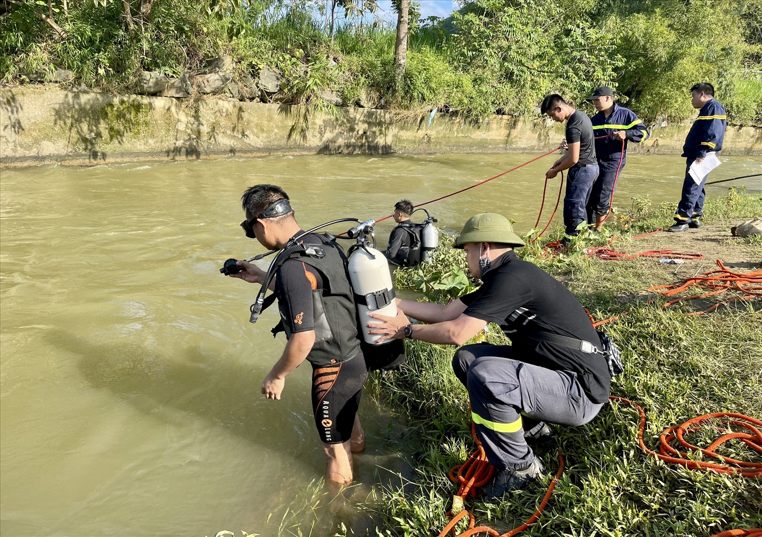Lặn để tìm kiếm nạn nhân tại khu vực nước sâu