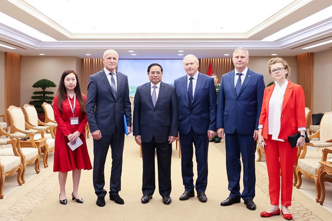 Thủ tướng Phạm Minh Chính và các nhà khoa học Liên bang Nga. (Ảnh: VGP/Nhật Bắc)
