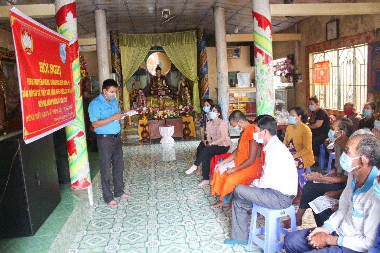 Các cơ sở thờ tự Phật giáo Nam tông Khmer ở các tỉnh, thành vùng ĐBSCL chủ động lồng ghép vào các buổi sinh hoạt để TTPBGDPL. (Ảnh TL)
