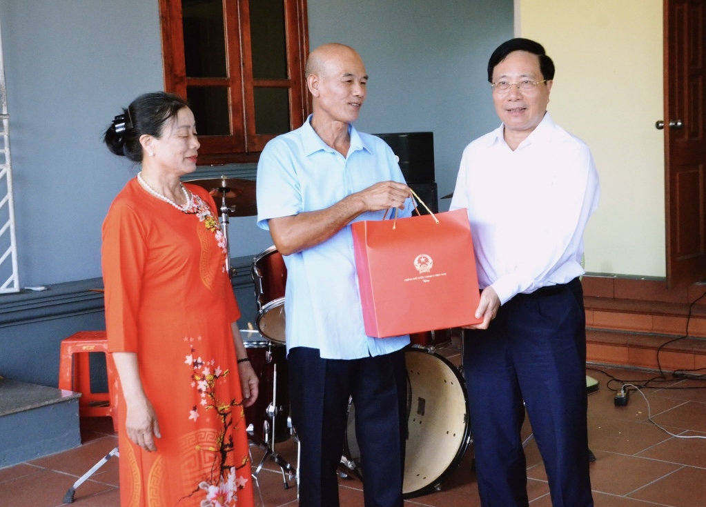 Phó Thủ tướng Thường trực Chính phủ Phạm Bình Minh tặng quà gia đình ông Đỗ Văn Hân, thôn Khê Thượng, xã Việt Dân