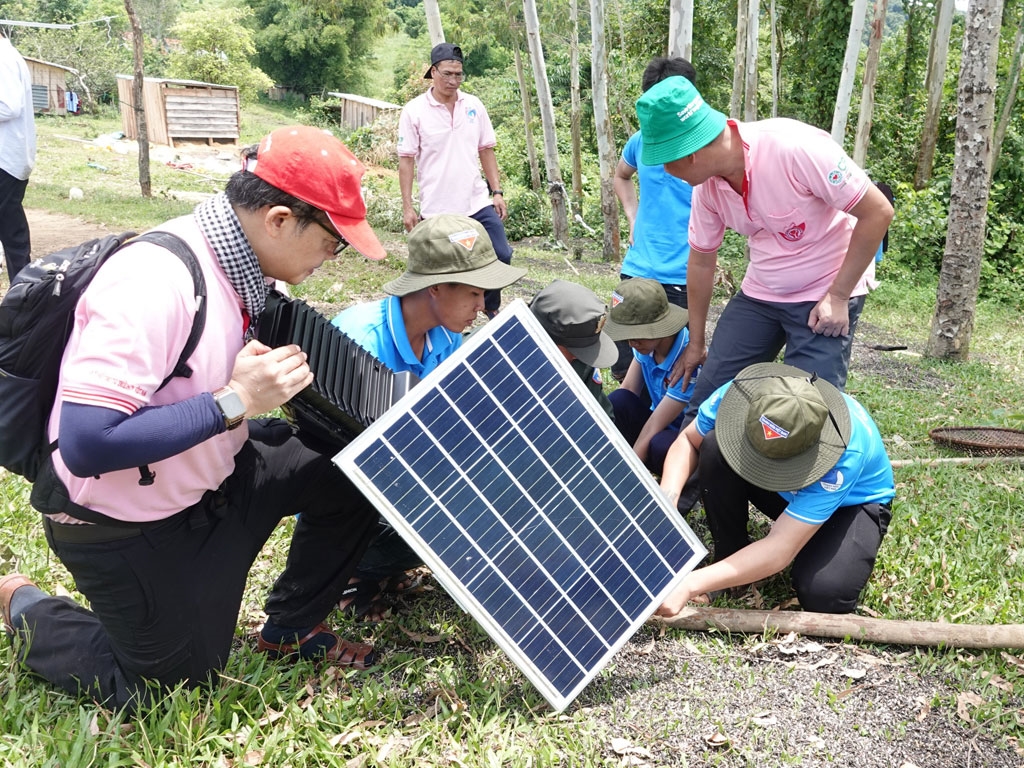 Thanh niên tình nguyện bắt điện năng lượng mặt trời cho làng O2