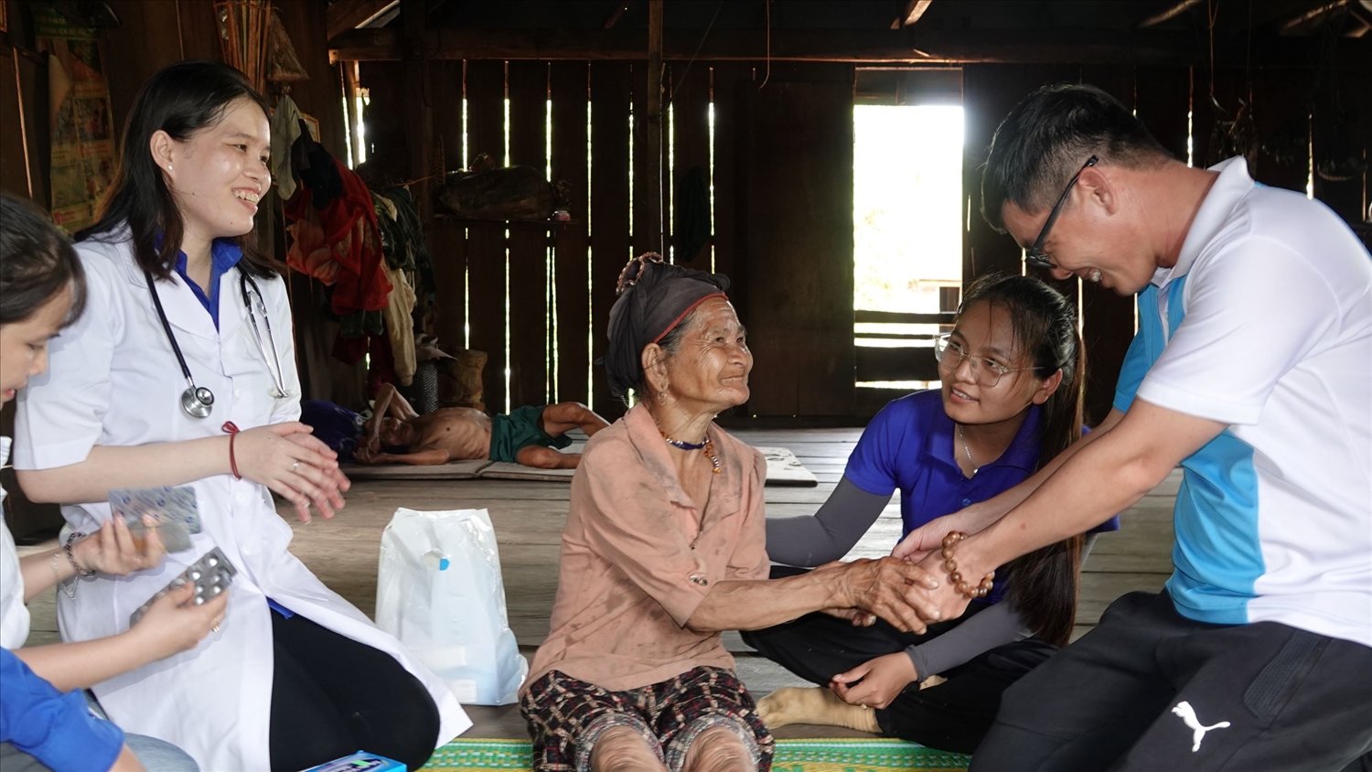 Câu lạc bộ Thầy thuốc trẻ tỉnh Bình Định khám bệnh cho bà con làng O2 