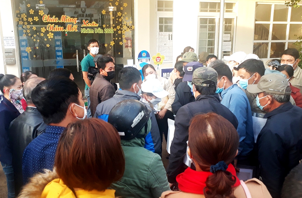 Người dân chờ giải quyết thủ tục hành chính tại bộ phận một cửa của UBND huyện Lâm Hà