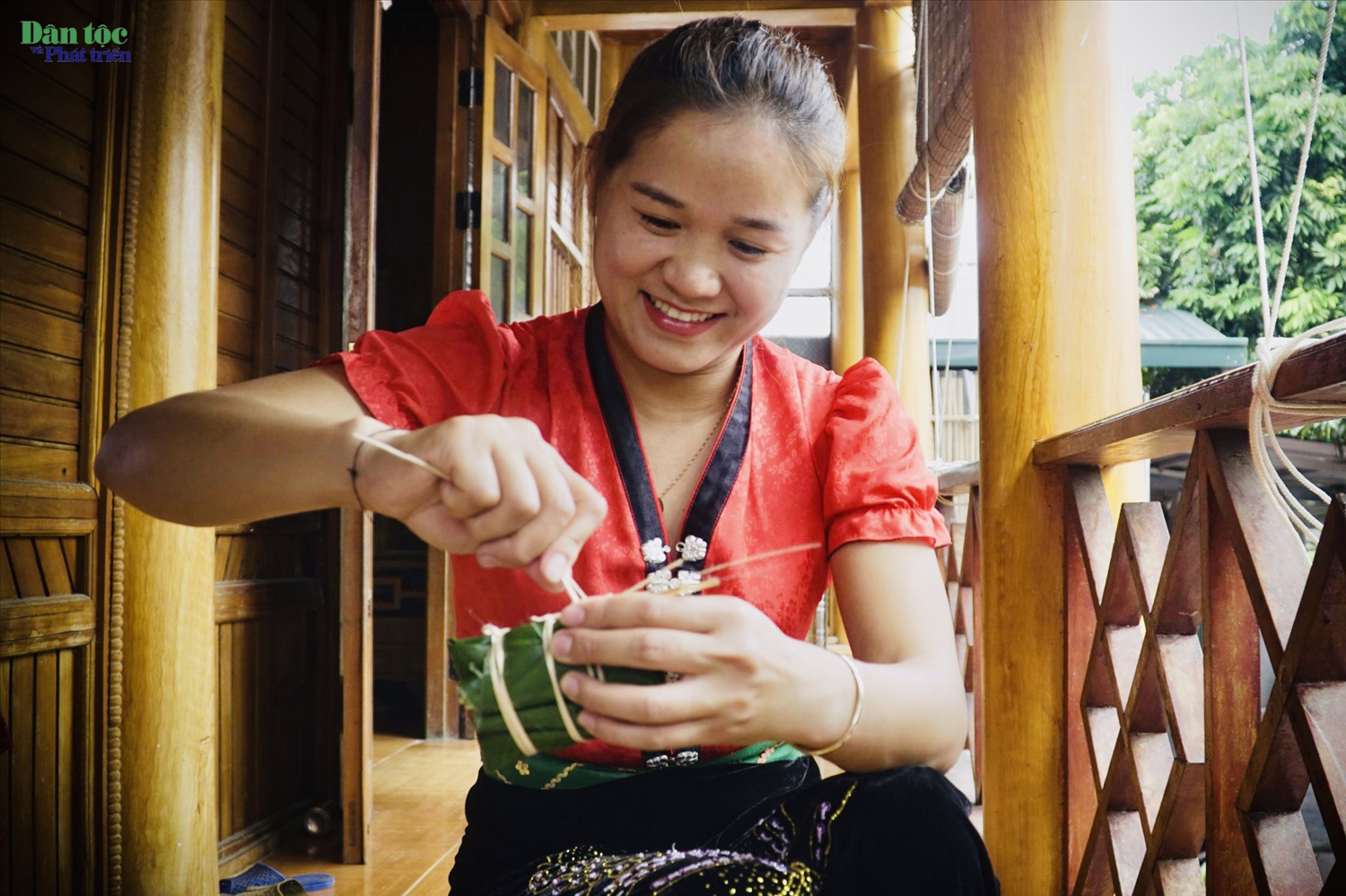 Thiếu nữ Thái Mường So hạnh phúc khi người già trao truyền kinh nghiệm gói bánh