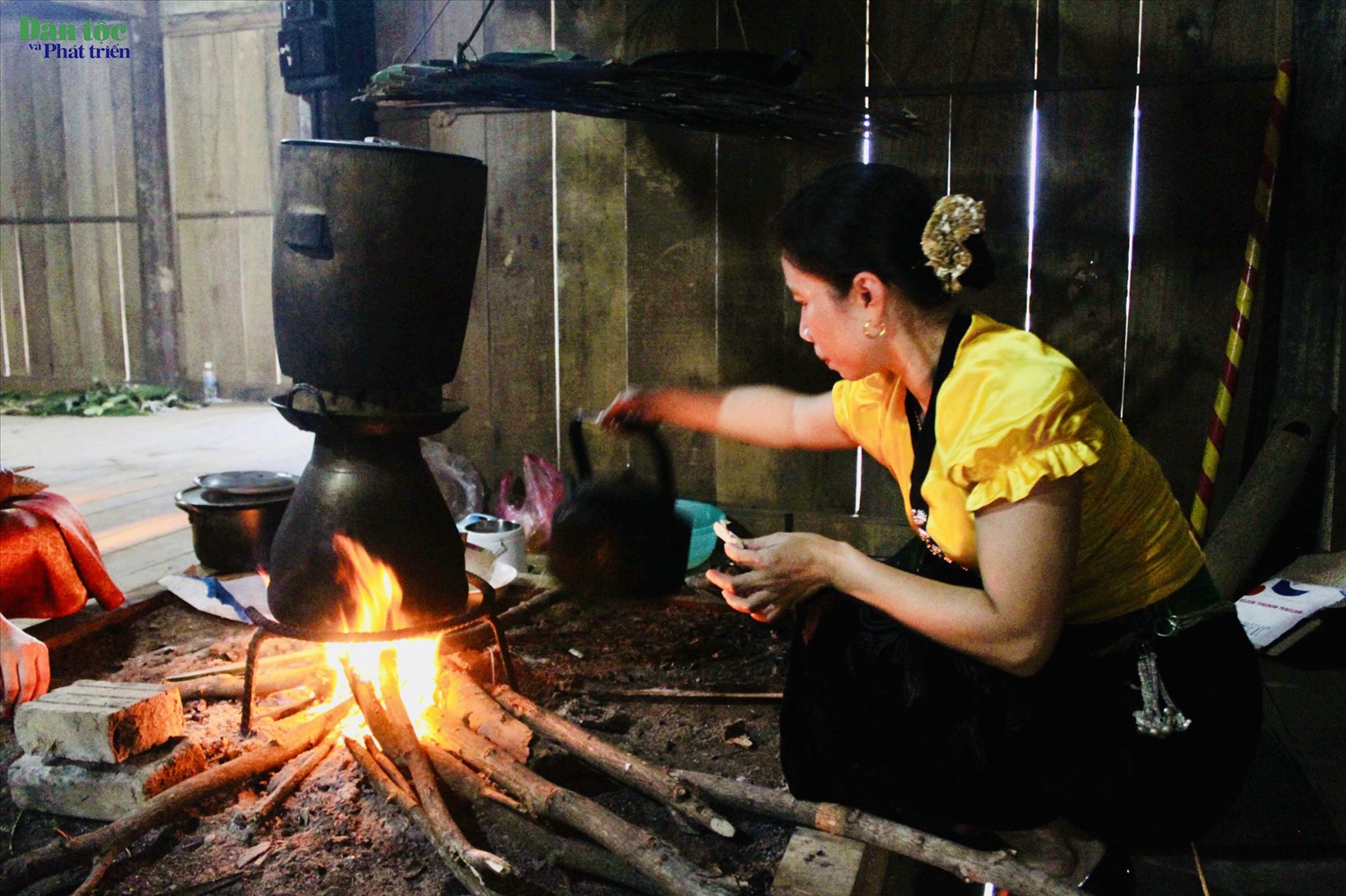 Xôi màu được đồ trong chõ gỗ đúng theo công thức truyền thống của người Thái