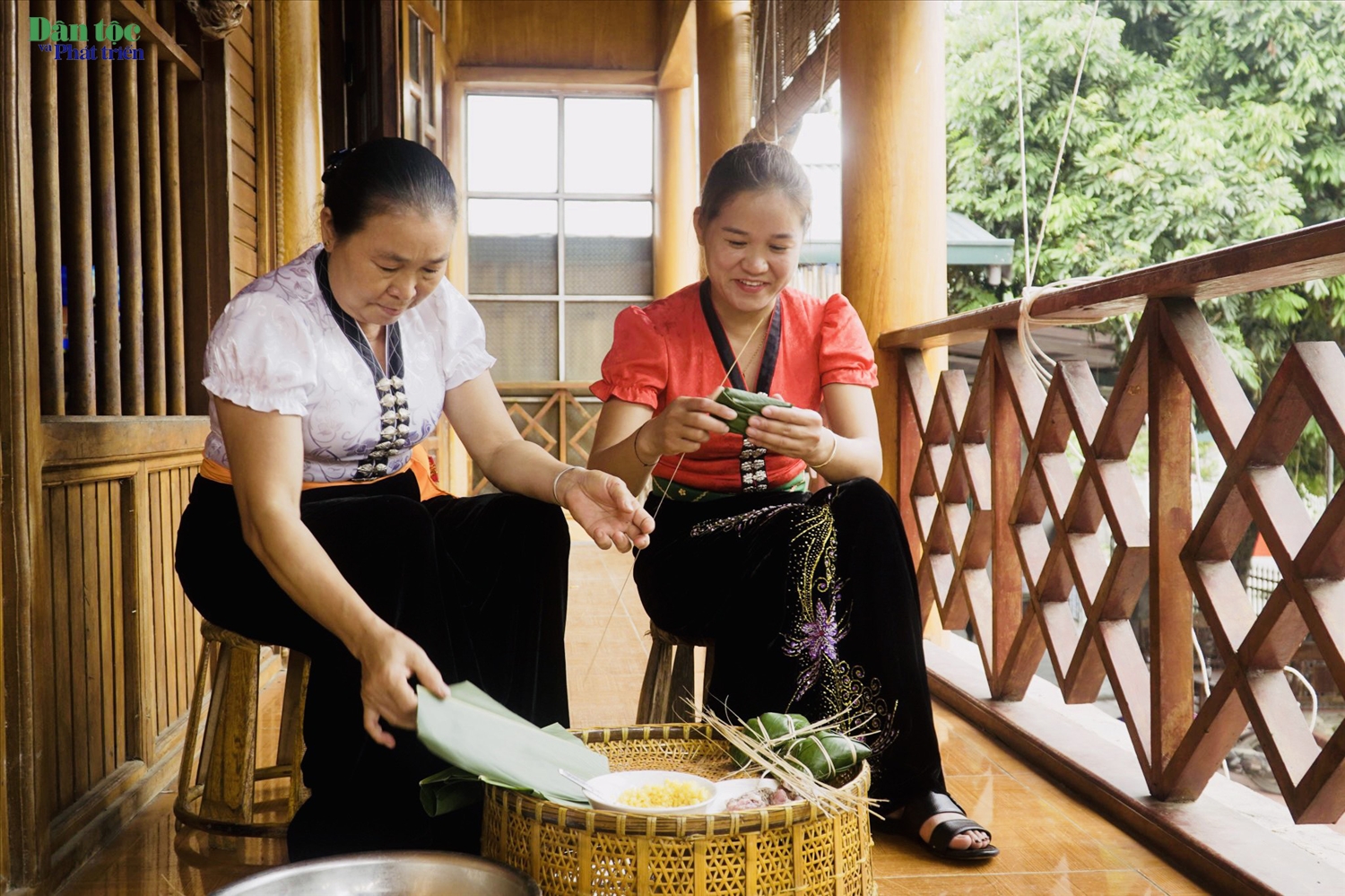 Tết “Xíp xí” cũng là dịp để người già truyền dạy cho thế hệ kế cận kiến thức ẩm thực truyền thống người Thái