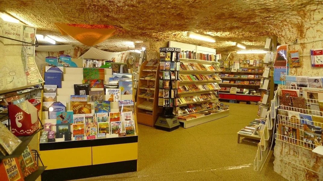 Cửa hàng sách duy nhất trong thị trấn được đào dưới lòng đất.