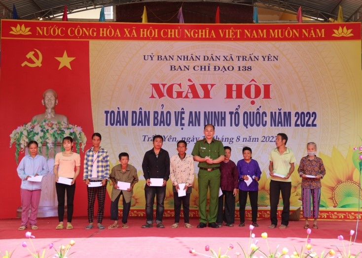 Các gia đình chính sách trên địa bàn xã Trấn Yên được Công an huyện Bắc Sơn tặng quà.