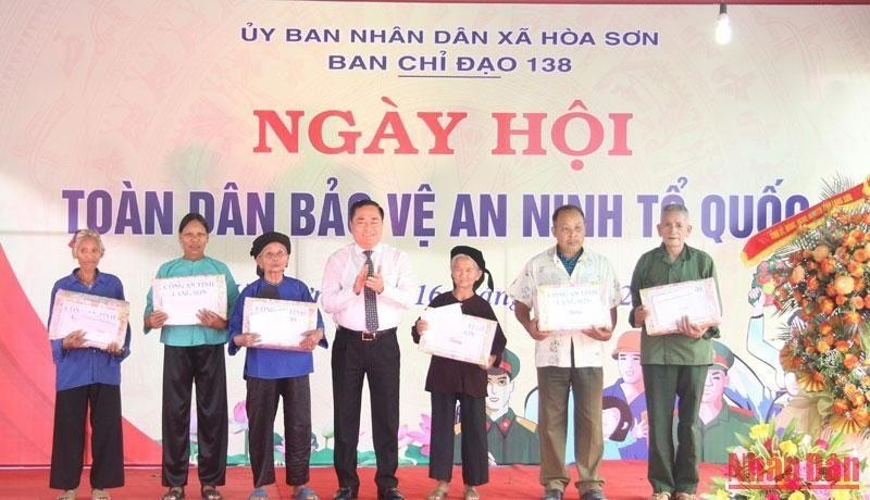 Lãnh đạo UBND tỉnh tặng quà cho các gia đình chính sách trên địa bàn xã Hòa Sơn, Hữu Lũng (Lạng Sơn)- Ảnh BND
