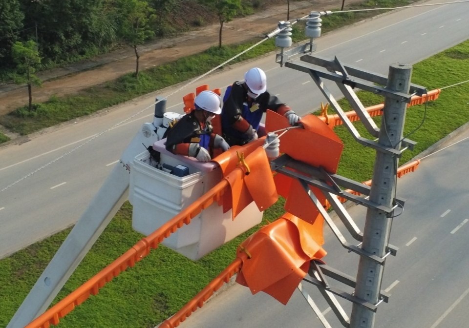 Đội sửa chữa hotline PC Yên Bái thực hiện công tác trên lưới điện 22kV