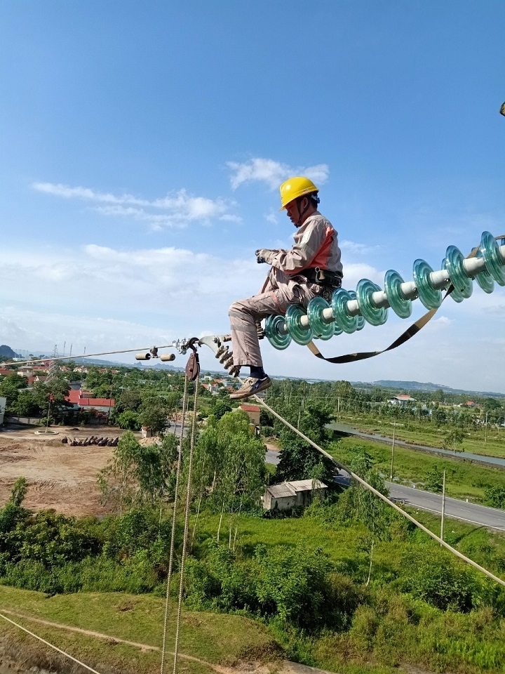 Công nhân Đội Quản lý vận hành lưới điện cao thế Quảng Ninh khắc phục khiếm khuyết đường dây 110kV