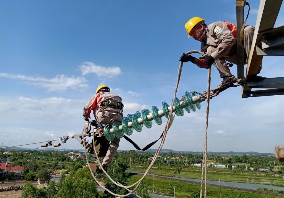 Công nhân Đội Quản lý vận hành lưới điện cao thế Quảng Ninh xử lý khiếm khuyết đường dây 110kV