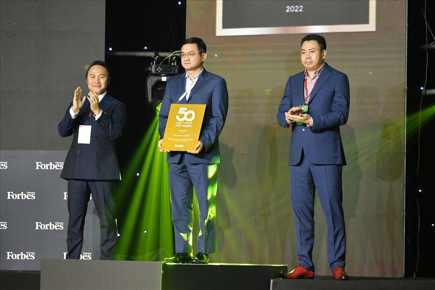 Ông Nguyễn Quang Trí – Giám đốc Điều hành Marketing của Vinamilk đại diện nhận giải thưởng Top 50 công ty niêm yết tốt nhất Việt Nam 2021 từ Forbes Việt Nam