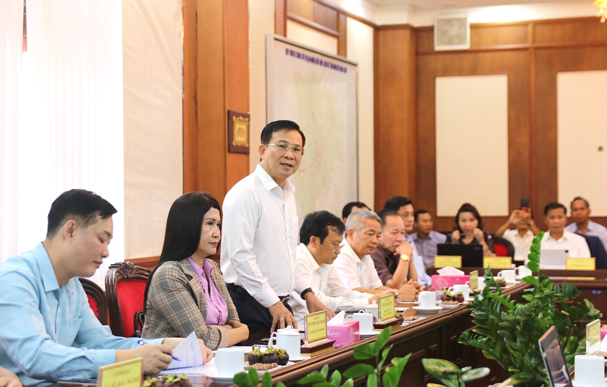Chủ tịch UBND tỉnh Đắk Nông Hồ Văn Mười báo cáo những thế mạnh của UBND tỉnh Đắk Nông cũng như một số khó khăn còn tồn tại