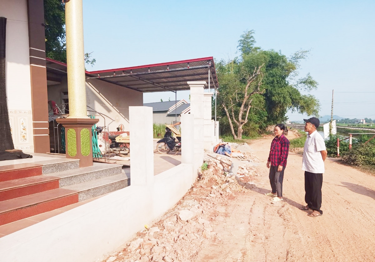 Người dân hiến đất làm đường thực hiện tiêu chí NTM tại các xã, phường trên địa bàn huyện Phú Bình. (Ảnh minh họa)