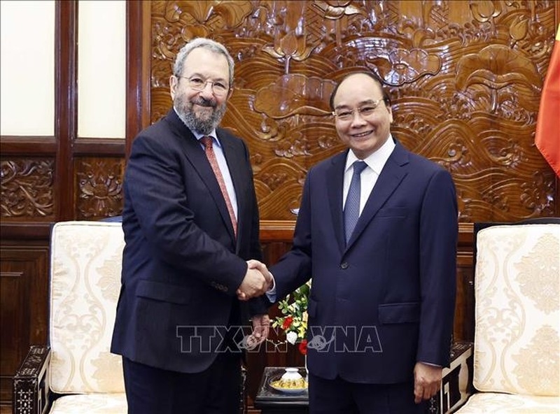 Chủ tịch nước Nguyễn Xuân Phúc tiếp cựu Thủ tướng Israel Ehud Barak. (Ảnh: TTXVN)