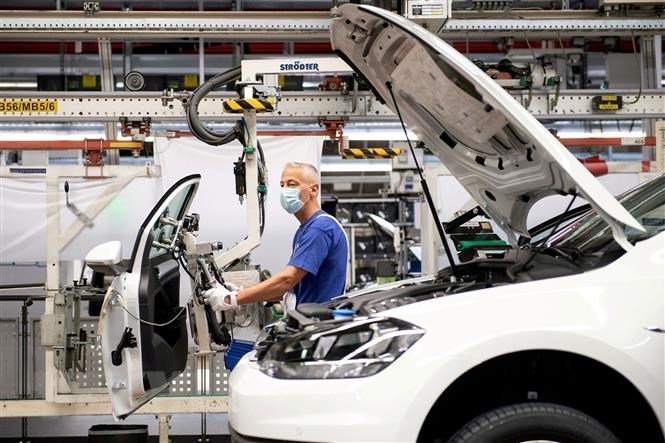 Công nhân làm việc trên dây chuyền lắp ráp xe ôtô của hãng Volkswagen ở Wolfsburg (Đức). (Ảnh: Reuters/TTXVN)