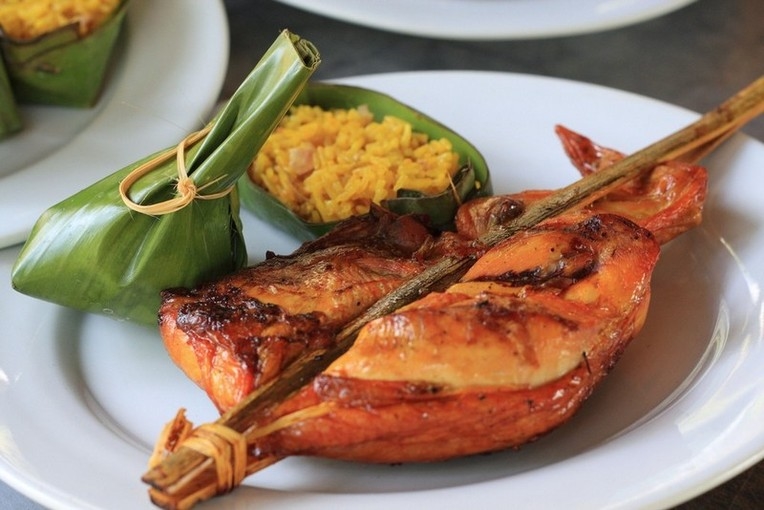 Gà nướng Savanakhet được chế biến từ gà thả rông giúp thịt săn chắc và thơm ngon hơn.