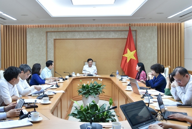 Phó Thủ tướng Chính phủ Lê Minh Khái họp với các Ngân hàng Nhà nước và các bộ ngành về việc triển khai gói hỗ trợ lãi suất 2%. Ảnh VGP/Trần Mạnh
