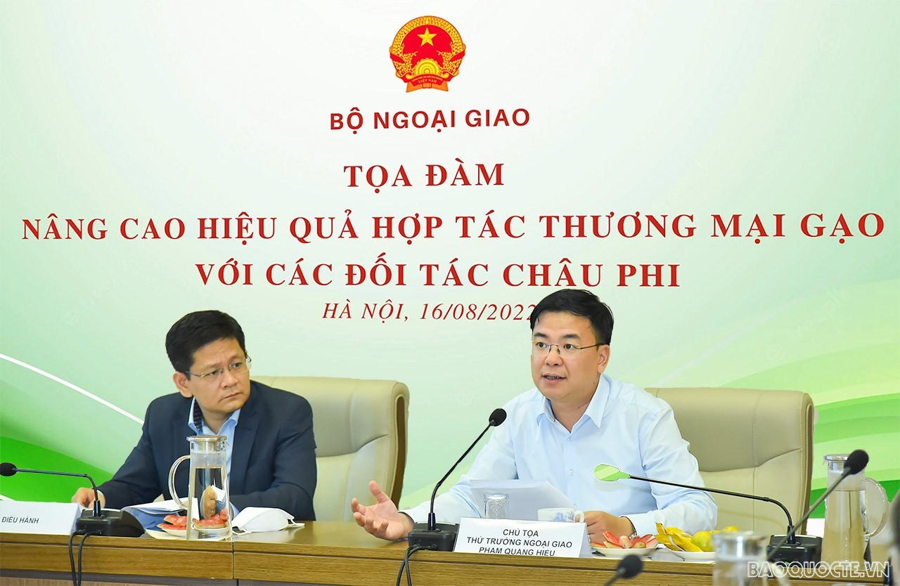 Thứ trưởng Ngoại giao Phạm Quang Hiệu phát biểu khai mạc Tọa đàm 'Nâng cao hiệu quả hợp tác thương mại gạo với các đối tác châu Phi'. (Ảnh: Anh Sơn)