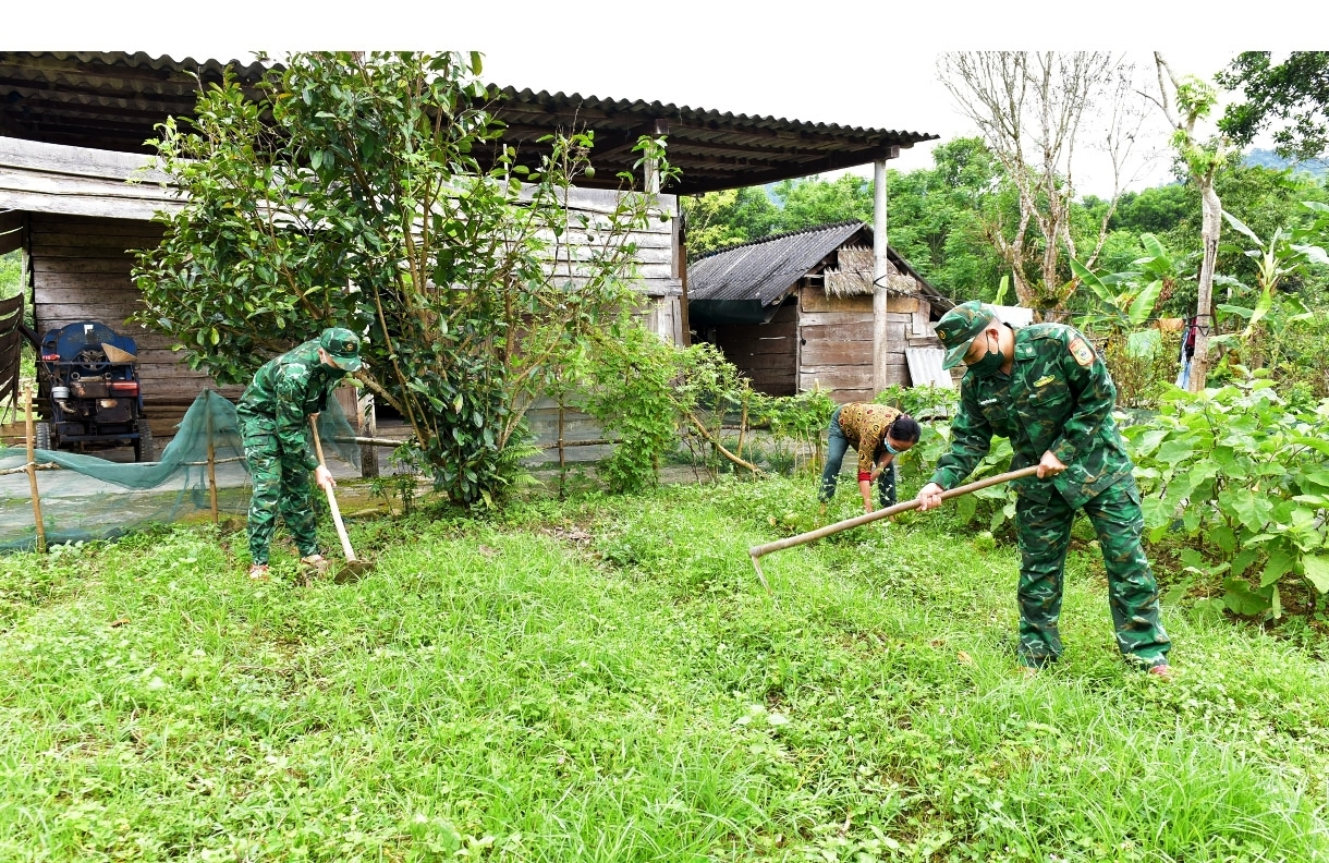 Cán bộ chiến sĩ Đồn Biên phòng Phú Gia - đơn vị đóng trên địa bàn hỗ trợ người dân làm nông thôn mới