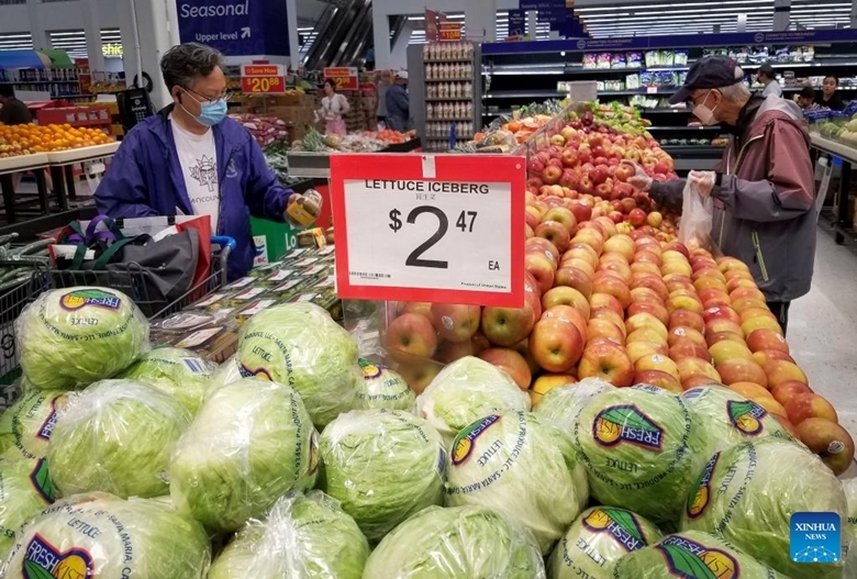Người dân đeo khẩu trang khi mua sắm tại một siêu thị ở Vancouver, British Columbia, Canada, ngày 16/8/2022. (Ảnh: Xinhua)