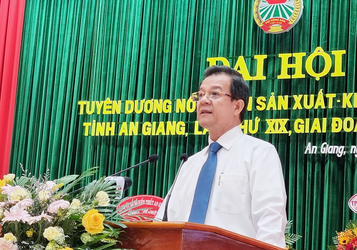 Ông Lê Hồng Quang - Bí thư Tỉnh ủy An Giang phát biểu, biểu dương 330 nông dân SX-KD giỏi 