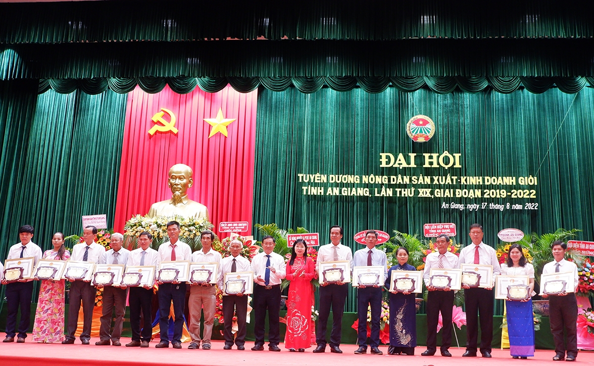 Lãnh đạo tỉnh An Giang trao bằng khen của Chủ tịch UBND đến nông dân SX-KD giỏi giai đoạn 2019 - 2022