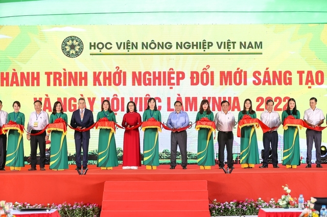 Thủ tướng tham dự sự kiện Hành trình khởi nghiệp đổi mới sáng tạo và Ngày hội việc làm Học viện Nông nghiệp Việt Nam năm 2022 - Ảnh: VGP/Nhật Bắc