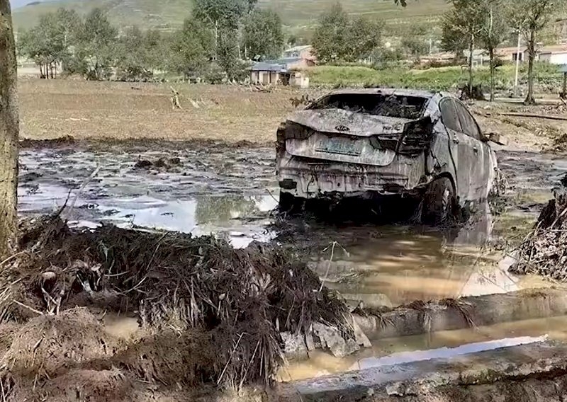 Một chiếc ô tô được tìm thấy sau trận lũ quét tại huyện Đại Đồng, tỉnh Thanh Hải (Trung Quốc) 