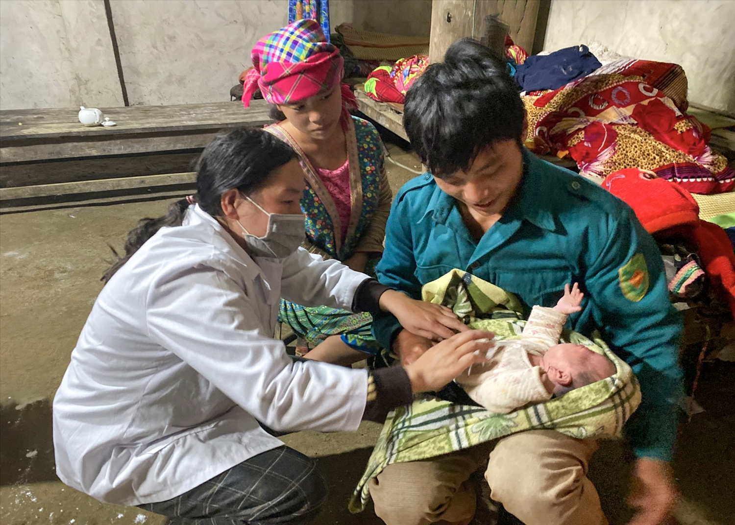 Cán bộ Trạm Y tế xã Sà Dề Phìn, huyện Sìn Hồ (tỉnh Lai Châu) tuyên truyền tới các cặp vợ chồng cách chăm sóc trẻ sơ sinh và sự an toàn khi sinh tại cơ sở y tế