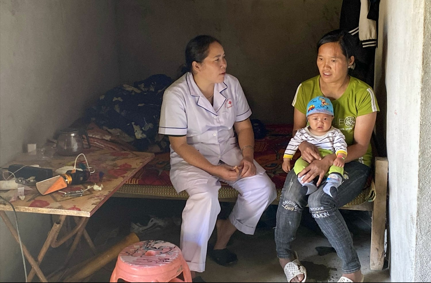 Cán bộ xã, Trạm Y tế xã Mồ Sì San, huyện Phong Thổ (tỉnh Lai Châu) tuyên truyền phụ nữ về tác hại khi sinh con tại nhà