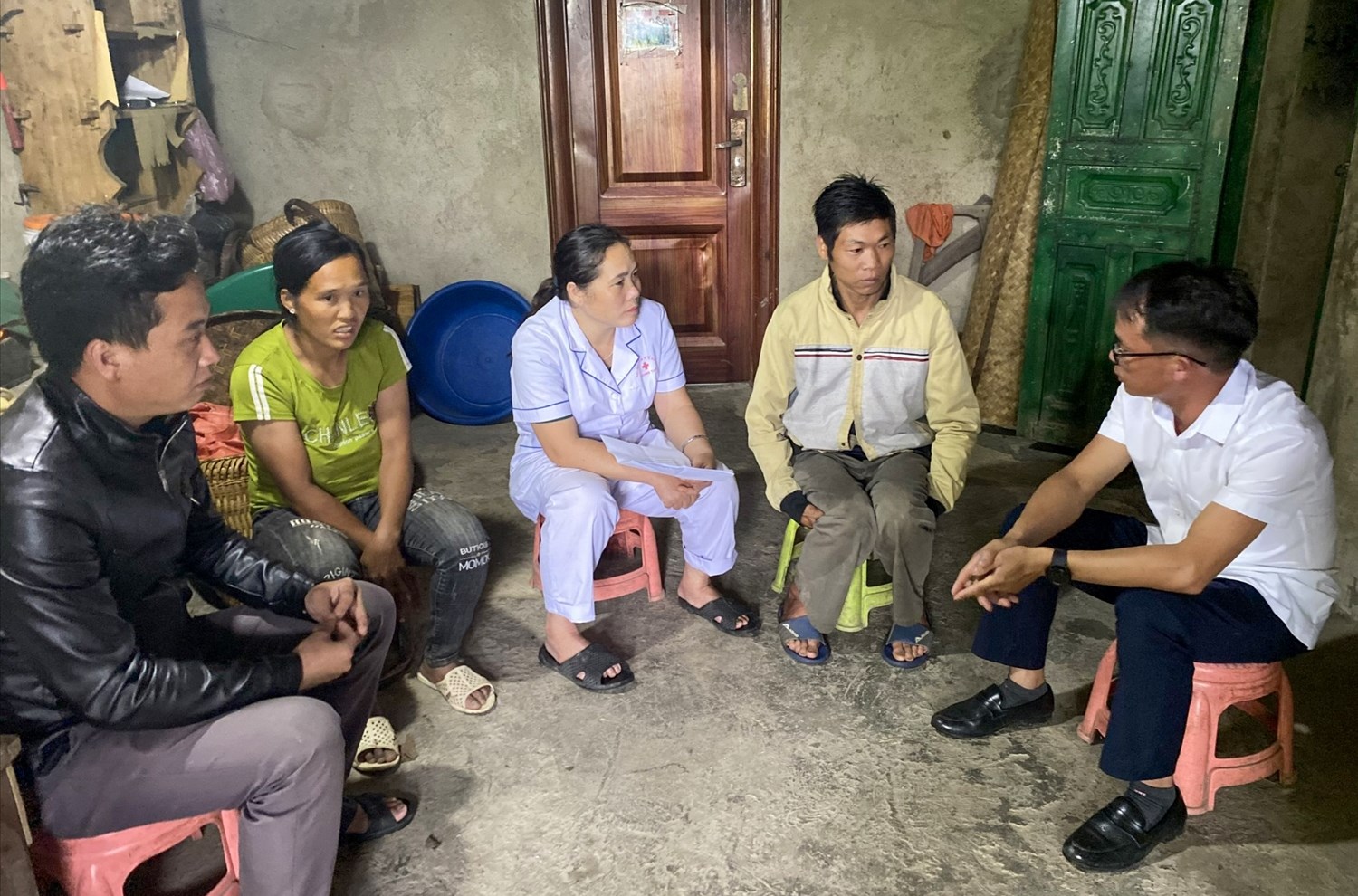 Cán bộ xã, Trạm Y tế xã Mồ Sì San, huyện Phong Thổ (tỉnh Lai Châu) thường xuyên xuống các gia đình tuyên truyền, vận động phụ nữ có thai nên đến các cơ sở y tế thăm khám