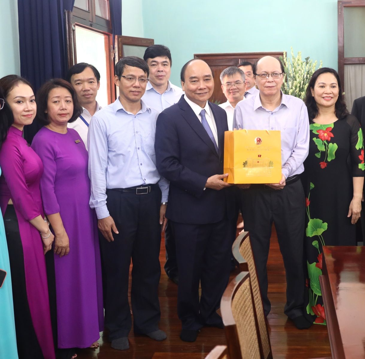 Chủ tịch nước tặng quà cán bộ, nhân viên Khu Di tích Chủ tịch Hồ Chí Minh tại Phủ Chủ tịch. Ảnh: VPCTN