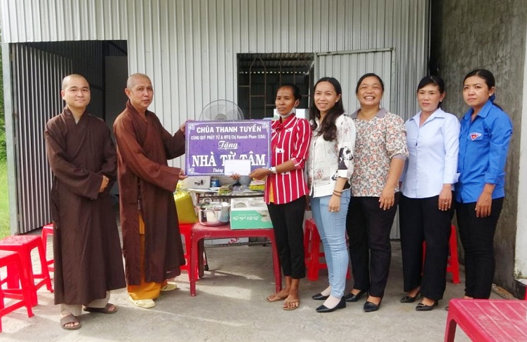Bà Neang Nây, vui mừng xúc động cảm ơn nhà tài trợ và chính quyền địa phương tạo điều kiện cho bà lần đầu tiên trong đời có nhà khang trang