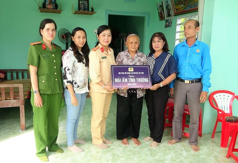 Với sự hỗ trợ của Hội LHPN và sự góp sức của người thân, bà Neang Ka On có được căn nhà kiên cố an dưỡng tuổi già 