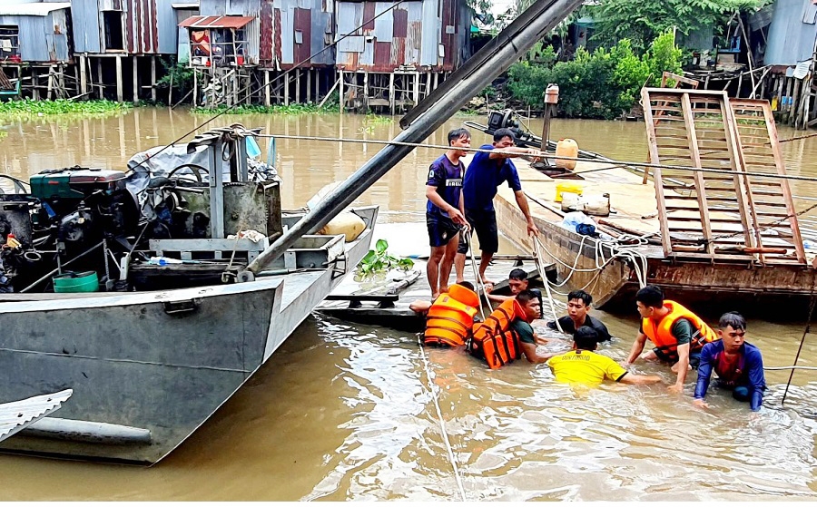 Lực lượng Bộ đội Biên phòng trục vớt gỗ và phương tiện giúp dân khắc phục quả